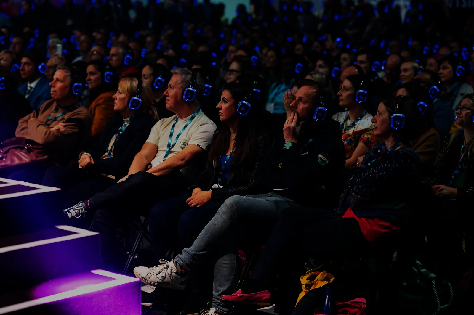 Público de un congreso con audífonos inalámbricos Silent Tech