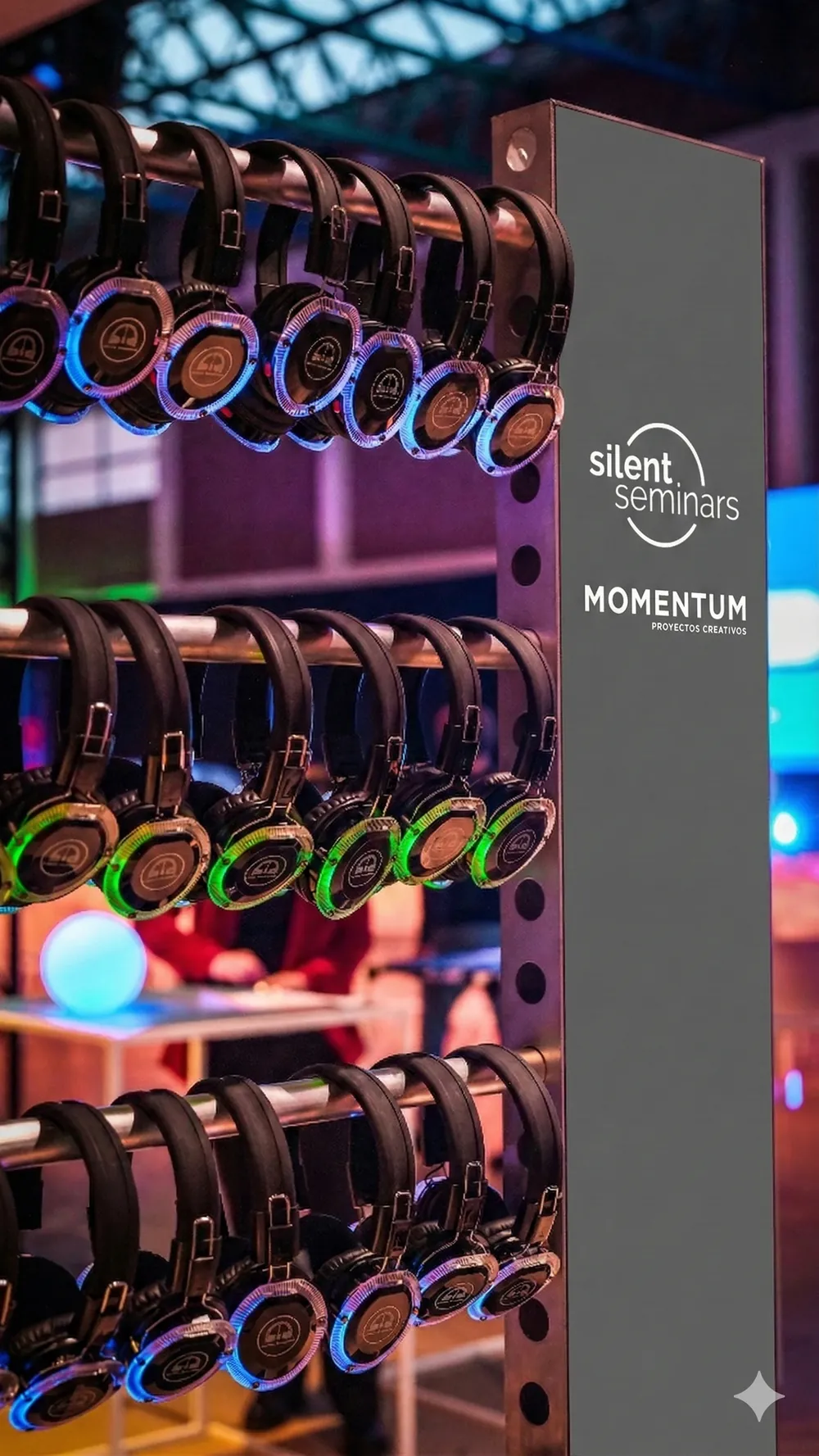 Rack de audífonos inalámbricos Silent Tech listos para un workshop